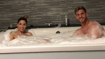 Cristian Ansaldi con su mujer en un jacuzzi.