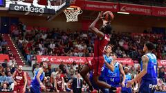 Howard Sant-Ross, jugador del UCAM Murcia, lanza ante el Dreamland Gran Canaria.