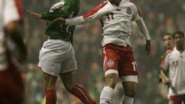 <b>MUCHA DISPUTA. </b>Ander Iturraspe se lleva un balón de cabeza ante uno de los jugadores de Túnez.