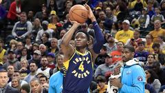 Victor Oladipo lanza ante la mirada del banquillo de los Charlotte Hornets.