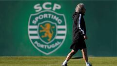 El entrenador del Sporting de Portugal, Jorge Jes&uacute;s, con el escudo del club al fondo en una imagen de archivo de un entrenamiento en Alcochete.