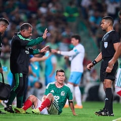 Chucky Lozano abandona el México vs Uruguay por lesión
