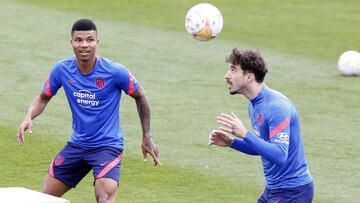 Vrsaljko y Reinildo, en una sesi&oacute;n del Atl&eacute;tico. 