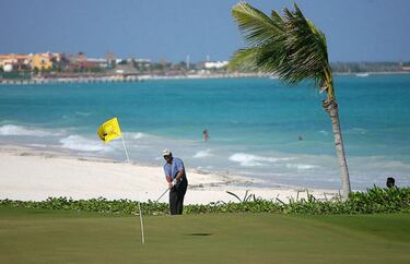 Tiene 18 hoyos entre dunas de arena, selva tropical, lagunas cristalinas y manglares.
 
 