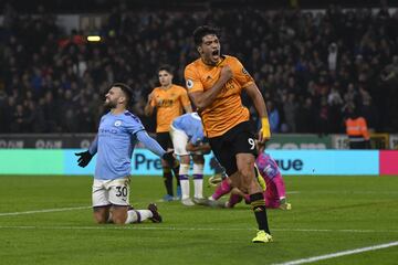 Actualmente juega en el Wolverhampton de la Premier League.