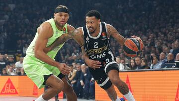 Justin Anderson defendido por Carlik Jones durante el partido de Euroliga entre el Partizan de Belgrado y el FC Barcelona.