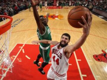 Nikola Mirotic ente los Boston Celtics.