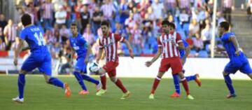 Los jugadores del Atlético de Madrid David Villa (3i) y Diego Costa (3d) avanzan con el balón ante el centrocampista del Getafe Pedro León (i), en el partido de la trigésima tercera jornada de liga de Primera División disputado esta tarde en el Coliseo Alfonso Pérez de Getafe. 