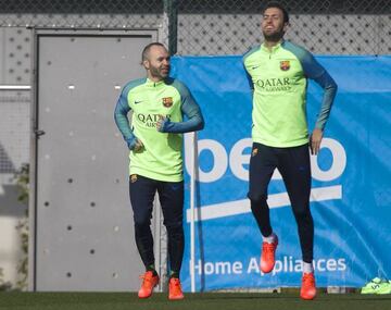 Barcelona's midfielders having a chat during training on Friday