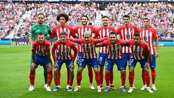 Atletico Madrid's players pose for a team picture before the start of the UEFA Champions League 1st round day 2 group E football match between Club Atletico de Madrid and Feyenoord at the Wanda Metropolitano stadium in Madrid on October 4, 2023. (Photo by JAVIER SORIANO / AFP)