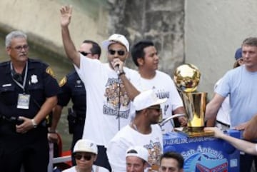 San Antonio salió a la calle para honrar a 'sus' Spurs