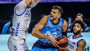 GRAF7823. MADRID, 28/10/2020.- El alero italiano del Estudiantes Alessandro Gentile (i) defiende al alero montenegrino del Acunsa GBC Dino Radoncic (c) durante el partido de Liga Endesa que se disputa este domingo en el Wizink Center. EFE/Juanjo Mart&iacute;n