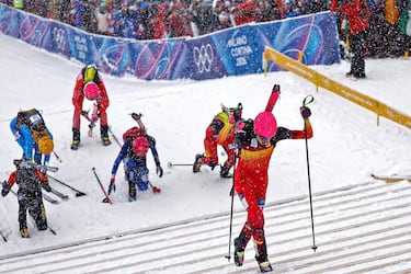 El esquí de montaña se estrenó en unos Juegos Olímpicos y los aficionados pudieron comprobar la dureza de esta modalidad. Buena muestra de ello se observa en la fotografía, en la que un grupo de participantes, con el español Ot Ferrer Martínez, que conseguiría un meritorio quinto puesto,  en primer plano, reflejan el esfuerzo que requiere la prueba.