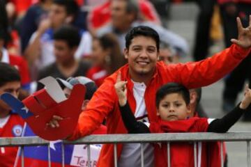 Hinchas de la seleccion chilena asisten al partido valido por las clasificatorias al mundial de Rusia 2018 contra Peru disputado en el estadio Nacional de Santiago, Chile.