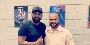 Dani Alves, junto a su hermano Ney.