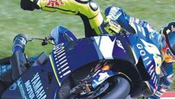 <b>POR LOS SUELOS. </b>No ha empezado con suerte Valentino Rossi el GP de Alemania. Esta espectacular imagen recoge su accidente de ayer.