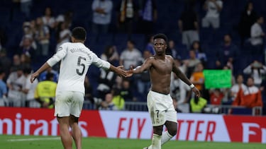 Los jugadores del Real Madrid, el brasileño Vinicius Junior (d) y el inglés Jude Bellingham, a la finalización del partido de la jornada 33 de LaLiga que Real Madrid y Deportivo Alavés han disputado este martes en el estadio Santiago Bernabéu, en Madrid.