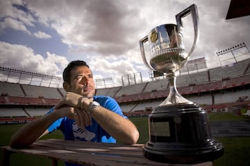 Palop posa junto al trofeo de la Copa del Rey 2010.