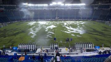 El antiguo estadio de Cruz Azul terminó bastante afectado previo a un encuentro entre los celestes y el América del Apertura 2013. El partido empezó 45 minutos después.