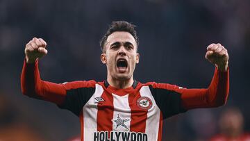 Sergio Reguilón celebra una victoria durante su etapa en el Brentford.