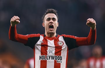 Sergio Reguilón celebra una victoria durante su etapa en el Brentford.