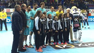 Paseo azulgrana en su visita a la cancha del Puente Genil