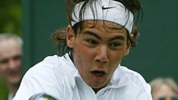 <B>OTRO PASO ADELANTE</b>. Nadal sigue firme en Wimbledon. El encuentro estuvo interrumpido 40 minutos por la lluvia.