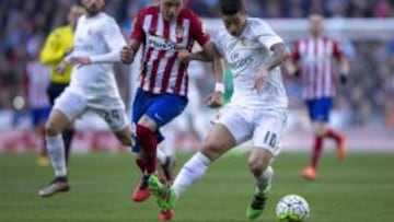 James intenta controlar un balón ante Giménes en el derbi.