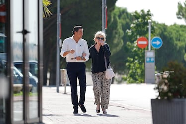 Familiares y amigos a su llegada al tanatorio de Tres Cantos donde se celebró el funeral por Caritina Goyanes.