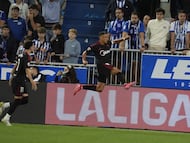 Alexis celebra su gol en Vitoria.