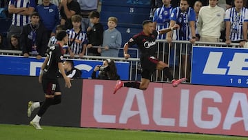 Alexis celebra su gol en Vitoria.