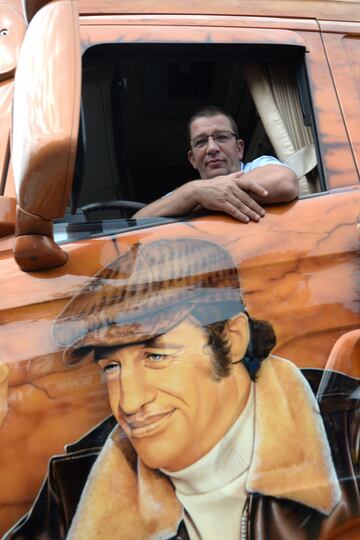 El conductor de camión francés Sebastien Desroches posa en su Scania V8 580 Hp pintado como homenaje al actor francés Jean-Paul Belmondo durante un concurso de camiones decorados.