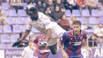 Nsongo Bil, rematando de cabeza anteel Huesca.