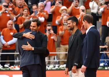 Roger Federer, Novak Djokovic y Andy Murray acompañan a Rafa Nadal durante su homenaje. 