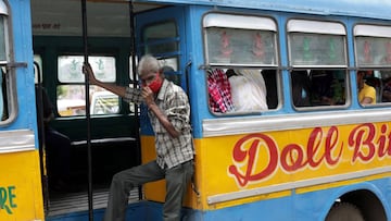 Kolkata (India), 25/06/2020.- Locals use protective face masks as they travel with a public bus during the extended state wide lock down to curb the spread of the coronavirus and COVID19 disease in Kolkata, India, 25 June 2020. The government of Bengal an