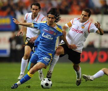 Cortés pugna por un balón con Mata en la final de la Copa del Rey 2008.