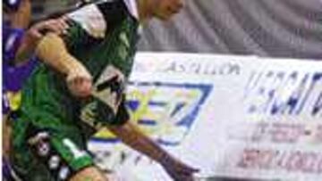 Passarinho disputa un balón.