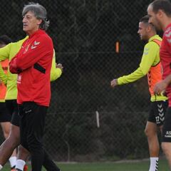 Enrique inicia su era ante un Oviedo que mira arriba