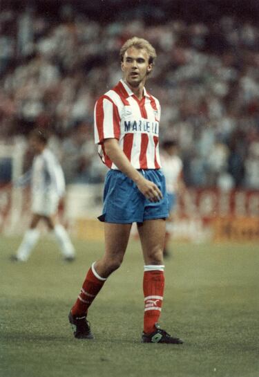 Gerhard Rodax falleció el 17 de noviembre en Traiskirchen, atropellado por un tren, a los 57 años de edad. El delantero austriaco jugó una temporada en el Atlético de Madrid, la 1990-91, al que llegó después haber logrado la Bota de Plata con el Admira Wacker Moding, ser el máximo goleador de la Bundesliga de su país con 35 tantos y salir elegido como el mejor futbolista del año en Austria. En el Atleti no triunfó. Jugó 32 partidos y marcó 10 goles. Pero dejó huella con varios momentos, como el gol que le marcó al Real Madrid en la victoria por 0-3 en el Bernabéu. En su palmarés figura la Copa del Rey. Se retiró en 1996 tras pasar por el Rapid de Viena y regresar al Admira. En la actualidad era director de una escuela de tenis.
