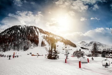 La estación se encuentra en pleno corazón de los Alpes a unos kilómetros de la frontera con Italia, en el extremo del Parque nacional de la Vanoise, una de las zonas esquiables más famosas de Europa.