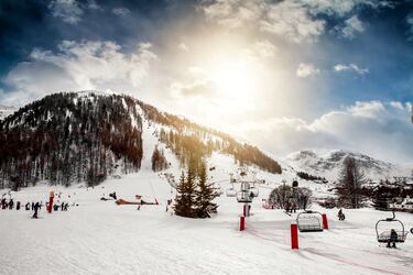 La estación se encuentra en pleno corazón de los Alpes a unos kilómetros de la frontera con Italia, en el extremo del Parque nacional de la Vanoise, una de las zonas esquiables más famosas de Europa.