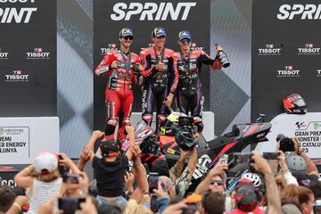 Aleix Espargaró, Francesco Bagnaia y Maverick Viñales en el podio del Gran Premio de Cataluña de Moto GP.