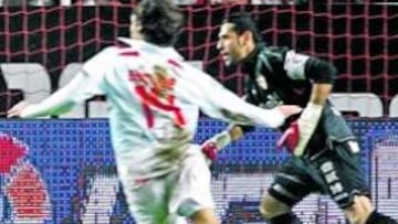 <b>AL PALO. </b>Escudé y Palop ven con tensión cómo un envenenado disparo de Messi se estrelló en el poste minutos después de que el Barça hiciera su gol.