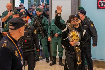 Ilia Topuria, recientemente proclamado campeón del peso pluma de la UFC, llega al Aeropuerto Adolfo Suárez Madrid-Barajas.
