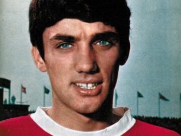 Debutó en 1963 con el Manchester United, equipo en el que estaría hasta 1974.  