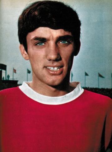 Debutó en 1963 con el Manchester United, equipo en el que estaría hasta 1974.  