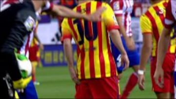 Messi se lleva la mano al muslo izquierdo.