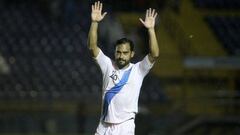 GU2002. CIUDAD DE GUATEMALA (GUATEMALA), 06/09/2016.- Carlos &quot;Pescadito&quot; Ruiz, capit&aacute;n y m&aacute;ximo goleador de la selecci&oacute;n nacional de Guatemala se despide tras anunciar su retiro tras el partido al que ganaron 9 a 2 contra San Vicente y las Granadinas hoy, martes 6 de septiembre de 2016, durante un partido de las eliminatorias para el mundial de Rusia 2016, que se disputa en el estadio Doroteo Guamuch Flores de la Ciudad de Guatemala (Guatemala). EFE/Esteban Biba