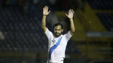 GU2002. CIUDAD DE GUATEMALA (GUATEMALA), 06/09/2016.- Carlos &quot;Pescadito&quot; Ruiz, capit&aacute;n y m&aacute;ximo goleador de la selecci&oacute;n nacional de Guatemala se despide tras anunciar su retiro tras el partido al que ganaron 9 a 2 contra San Vicente y las Granadinas hoy, martes 6 de septiembre de 2016, durante un partido de las eliminatorias para el mundial de Rusia 2016, que se disputa en el estadio Doroteo Guamuch Flores de la Ciudad de Guatemala (Guatemala). EFE/Esteban Biba