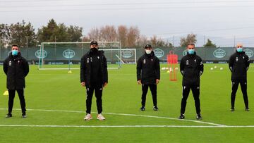 Eduardo Coudet posa con sus ayudantes tras su primer entrenamiento en A Madroa.